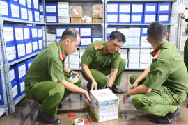 Bắt tạm giam 4 đối tượng tại Trung tâm đăng kiểm xe cơ giới 61-08D Bình Dương