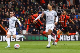 Salah đá hỏng 11m, Liverpool thua đội bét bảng Bournemouth
