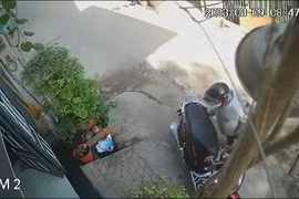 Vào nhà vắt cam đúng 2 phút, người phụ nữ mất luôn chiếc xe 80 triệu