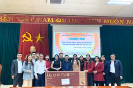 Báo Pháp luật Việt Nam trao quà cho các trường học huyện miền núi tỉnh Bắc Kạn