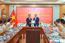 Trao tặng kỷ niệm chương “Vì sự nghiệp báo chí cách mạng Việt Nam” cho lãnh đạo Đài Tiếng nói Việt Nam