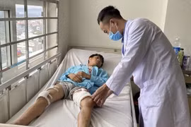 Pháo tự chế phát nổ, nam sinh lớp 6 bị găm 18 mảnh thủy tinh vào người