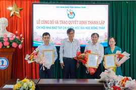 Trao quyết định thành lập Chi hội Nhà báo Tạp chí khoa học Đại học Đồng Tháp