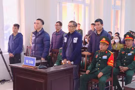 Nhóm cựu sỹ quan Học viện Quân y hầu toà trong vụ Việt Á