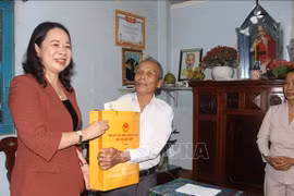 Quyết định của Chủ tịch nước về việc tặng quà Tết Nguyên đán Giáp Thìn 2024