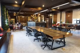 Nguồn cung tăng vọt khiến giá thuê văn phòng chia sẻ giảm hơn 30%