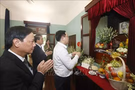 Chủ tịch Quốc hội Vương Đình Huệ dâng hương tưởng niệm Chủ tịch Hồ Chí Minh