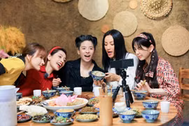 Chỉ xuất hiện ở show ẩm thực của Trung Quốc, Chi Pu cũng hút trăm triệu fans