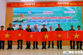 Trao cờ Tổ quốc cho Bộ đội Biên phòng và người dân vùng biên giới huyện Hướng Hoá, Quảng Trị