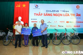 Nhiều phần quà ý nghĩa gửi đến gia đình chính sách, học sinh nghèo hiếu học huyện Cam Lộ, Quảng Trị