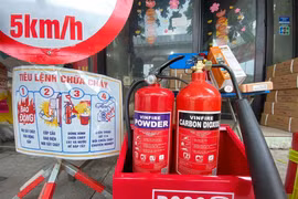 Hà Nội: Lo sợ cháy nổ, người dân đổ xô đi mua các thiết bị phòng cháy, chữa cháy
