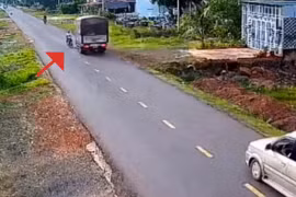 Bất ngờ bẻ lái, xe máy lao vào ô tô tải