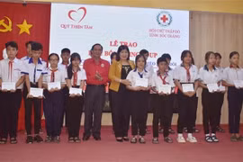 Trao học bổng cho học sinh nghèo vùng dân tộc thiểu số Sóc Trăng vượt khó học giỏi