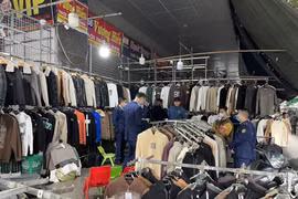 Kiểm tra "thủ phủ" chợ Ninh Hiệp phát hiện quần áo hàng hiệu treo lơ lửng ngoài cửa hàng