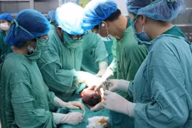 Bệnh nhi sau khi chào đời được phẫu thuật tim ngay để chữa khuyết tật