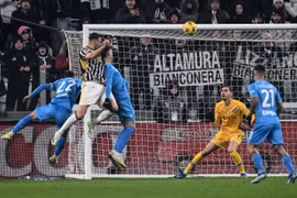 Đánh bại đương kim vô địch Napoli, Juventus vươn lên dẫn đầu Serie A