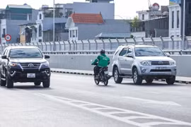 Hà Nội: Vẫn còn tình trạng xe máy đi lên đường Vành đai 2 trên cao