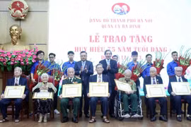 Chủ tịch UBND TP Hà Nội trao Huy hiệu 75 năm tuổi Đảng tặng các đảng viên lão thành