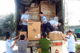 Kon Tum: Phát hiện xe tải chở nhiều bánh kẹo, hàng hóa không rõ nguồn gốc xuất xứ