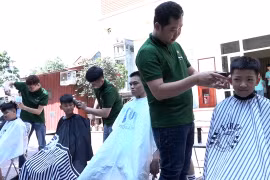 Những tay kéo “đặc biệt” cắt tóc cho những trẻ em “đặc biệt”