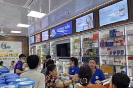 Hà Nội: Kit test, thuốc cảm cúm, khẩu trang "nóng" theo Covid-19