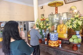 Chiêm ngưỡng bức tượng sáp cố Đại Trưởng lão Hòa thượng Thích Thanh Tứ tại chùa Quán Sứ
