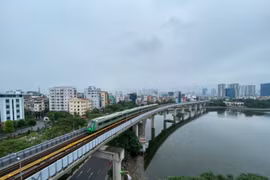 Tàu điện Cát Linh - Hà Đông dừng đột ngột do đường ray trơn trượt