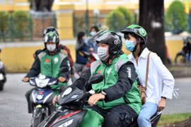 Thu nhập giảm hơn 50%, tài xế xe ôm công nghệ ngậm ngùi chờ 'nhảy' việc