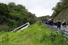 Xe buýt chở người nước ngoài lao xuống khe núi ở Mexico, 18 người thiệt mạng