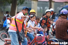 Hình ảnh "hiệp sĩ giao thông thầm lặng" điều tiết giao thông bất kể nắng mưa