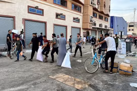 Người dân Gaza đột nhập vào các trung tâm viện trợ lấy đồ tiếp tế