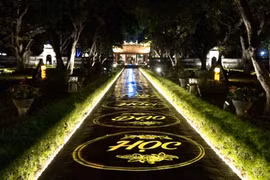 Du khách hào hứng với tour du lịch đêm của Văn Miếu - Quốc Tử Giám