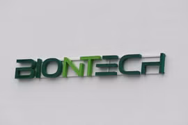 BioNTech đối mặt với vụ kiện đầu tiên về tác dụng phụ của vắc xin COVID