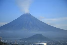 Núi lửa Philippines phun tro bụi và đá, hàng nghìn người phải sơ tán