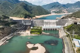 Nhà máy thủy điện Sơn La lần đầu phải vận hành đến mực nước chết