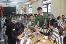 Bữa cơm đầy hương vị Tết trong trại tạm giam