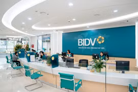 Cổ phiếu ngân hàng: Giúp VN-Index “bay cao”, “nhấn chìm” Phố Wall