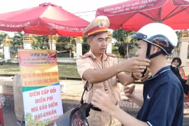 Lực lượng Cảnh sát giao thông hỗ trợ người dân về quê ăn Tết