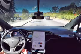 Video quảng cáo tự lái của Tesla bị tố 'được dàn dựng'