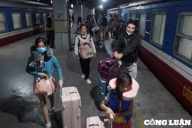 Ga Sài Gòn nhộn nhịp người về quê đón Tết