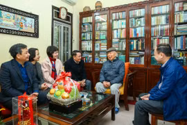 Lãnh đạo Hội Nhà báo Việt Nam tới thăm và chúc Tết nhà báo lão thành Phan Quang