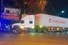 Đi xe máy không đội mũ bảo hiểm, di chuyển tốc độ cao gây tai nạn nguy hiểm