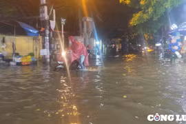 Hà Nội: Mưa lớn chiều tối, đường phố ngập nước, ùn tắc giao thông