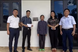 Tạp chí Đầu tư Tài Chính trao nhà tình thương cho gia đình có hoàn cảnh khó khăn