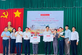 Báo điện tử Đảng Cộng sản Việt Nam trao tặng nhà và sổ tiết kiệm tình nghĩa tại Tiền Giang