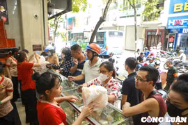 Thị trường bánh Trung thu: Nơi xếp hàng chờ đợi mua bánh, nơi vắng vẻ không một bóng người