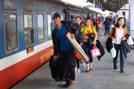 Ngành đường sắt khuyến cáo người dân không mua vé qua "cò mồi, chợ đen"