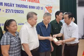 Chương trình “Màu hoa đỏ” trao quà tặng các gia đình chính sách nhân ngày Thương binh Liệt sĩ