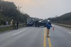 Xe con va chạm với xe khách, 4 người bị thương