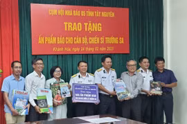 Tặng gần 500 ấn phẩm báo Xuân Quý Mão cho cán bộ, chiến sĩ Trường Sa